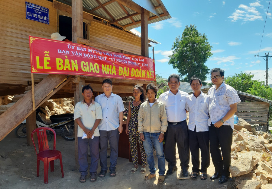 Bàn giao căn nhà đại đoàn kết cho gia đình anh Đinh Văn Vang (làng Kpiêu Kông, xã Đak Tpang, huyện Kông Chro). Ảnh: Minh Triều Bàn giao căn nhà đại đoàn kết cho gia đình anh Đinh Văn Vang (làng Kpiêu Kông, xã Đak Tpang, huyện Kông Chro). Ảnh: Minh Triều