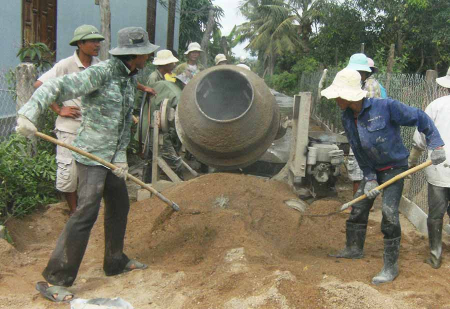  Người dân làm đường giao thông nông thôn. Ảnh: Lê Nam
