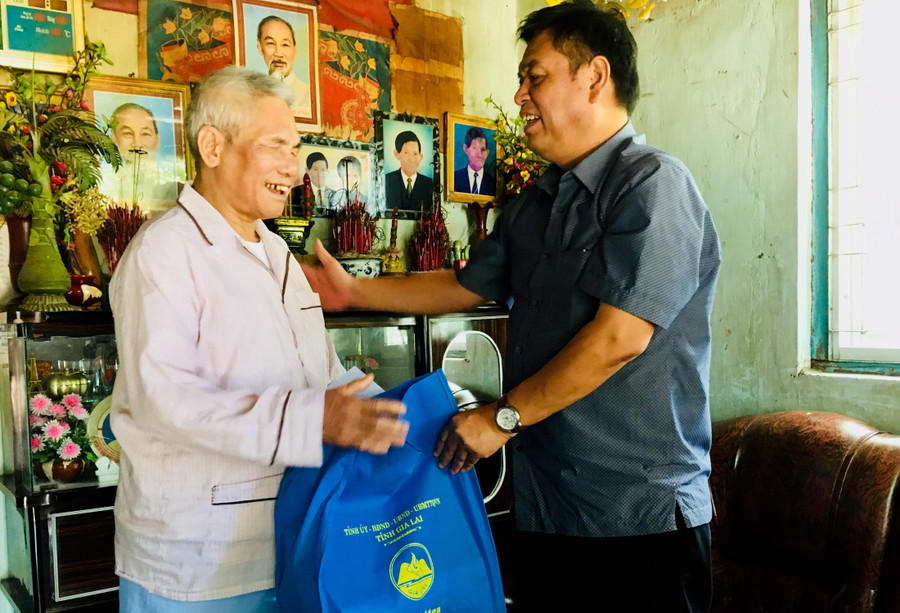 Phó Chủ tịch UBND tỉnh Kpă Thuyên thăm tặng quà gia đình thương binh Phạm Văn Điền (tổ 10, thị trấn Phú Túc, huyện Krông Pa). Ảnh: Lê Hoà Phó Chủ tịch UBND tỉnh Kpă Thuyên thăm tặng quà gia đình thương binh Phạm Văn Điền (tổ 10, thị trấn Phú Túc, huyện Krông Pa). Ảnh: Lê Hoà