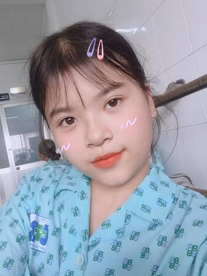  Quá trình hóa trị đã khiến tóc của Hồng Anh rụng hết, nhưng gương mặt của cô vẫn giữ được nét đáng yêu, tinh nghịch của tuổi đôi mươi