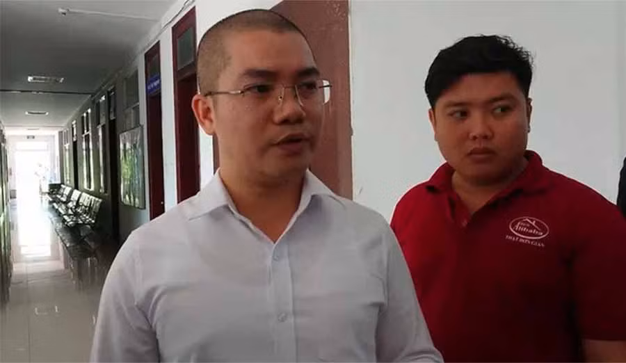 Ông Nguyễn Thái Luyện (trái)