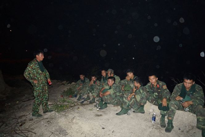 Gần 500 cán bộ, chiến sỹ và người dân tiếp tục túc trực tại chỗ để 