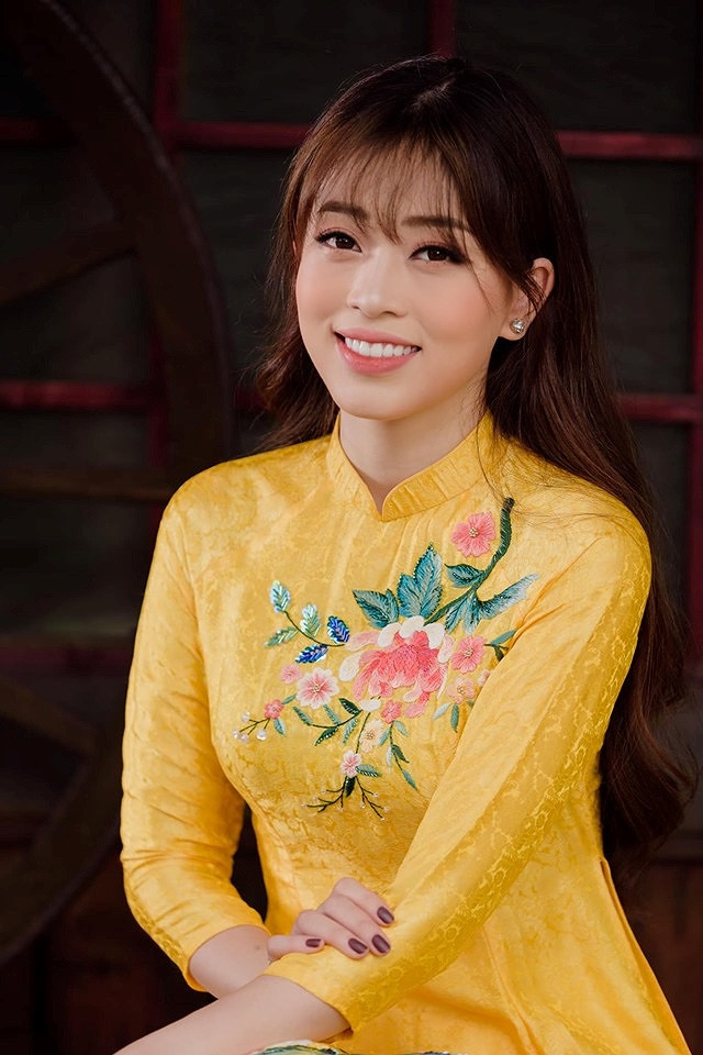  Á hậu Phương Nga xinh đẹp dịu dàng trong tà áo dài màu vàng do Hoa hậu Ngọc Hân thiết kế.
