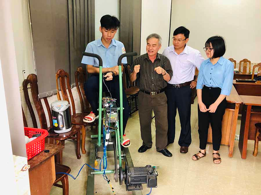 Sản phẩm xe đạp tập thể dục chuyển hóa cơ năng thành điện năng tích hợp máy đánh giá tình trạng sức khỏe của nhóm tác giả Nguyễn Nhật Hoàng và Nguyễn Thị Mai Anh (Trường THPT chuyên Hùng Vương). Ảnh: P.L Sản phẩm xe đạp tập thể dục chuyển hóa cơ năng thành điện năng tích hợp máy đánh giá tình trạng sức khỏe của nhóm tác giả Nguyễn Nhật Hoàng và Nguyễn Thị Mai Anh (Trường THPT chuyên Hùng Vương). Ảnh: P.L