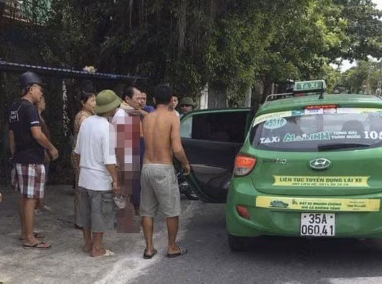 Chủ tiệm cầm đồ bị cứa cổ khiến máu chảy lênh láng khắp người đang được đưa ra ôtô đi cấp cứu