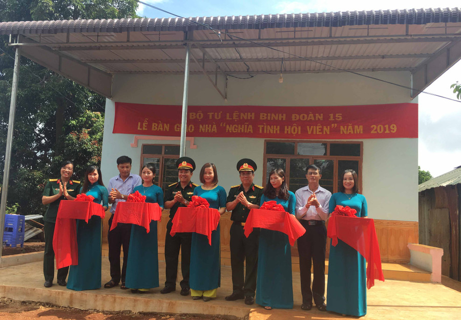 Bàn giao “Nhà nghĩa tình hội viên” cho hộ bà Ksor Chinh, Ia Chiă, huyện Ia Grai. Ảnh: Vũ Thảo Bàn giao “Nhà nghĩa tình hội viên” cho hộ bà Ksor Chinh, Ia Chiă, huyện Ia Grai. Ảnh: Vũ Thảo
