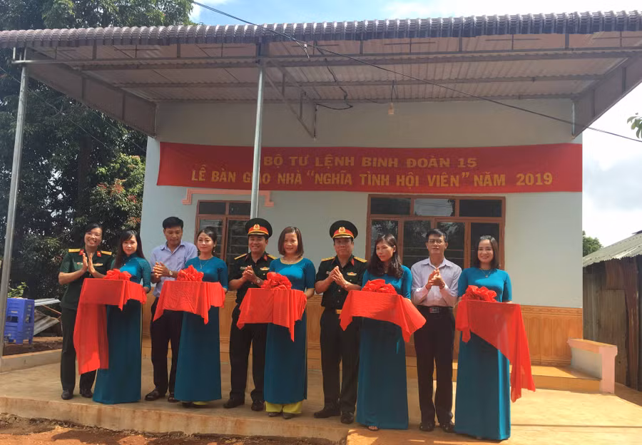 Bàn giao “Nhà nghĩa tình hội viên” cho hộ bà Ksor Chinh, Ia Chiă, huyện Ia Grai. Ảnh: Vũ Thảo