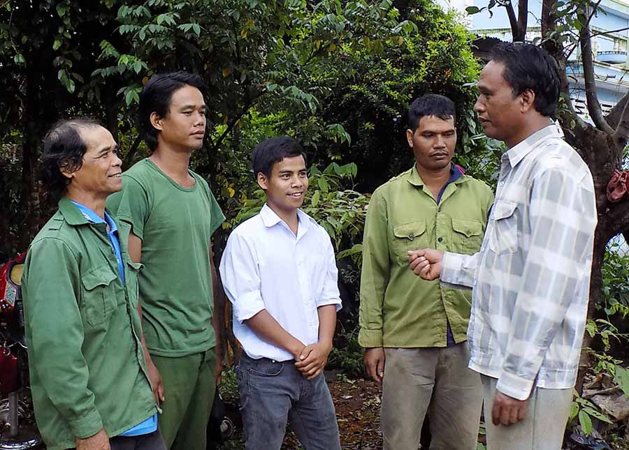 Trao đổi về công tác tuyên truyền vận động của Mặt trận ở làng dân tộc thiểu số. Ảnh: T.N