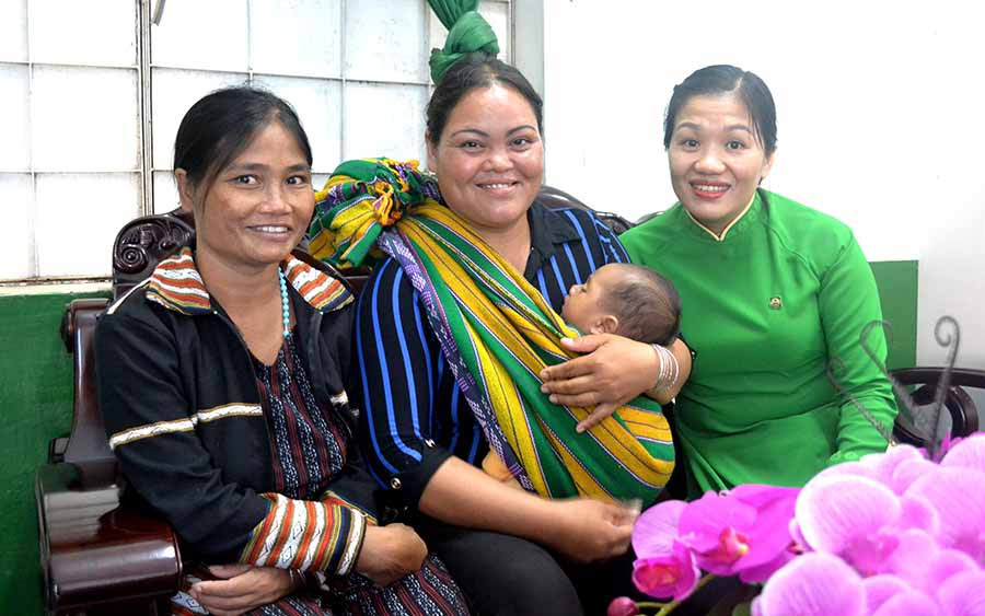  Từ phải sang: Đại diện Công ty TNHH một thành viên Mai Linh Gia Lai, chị Jiu, bé Si và chị Jat . Ảnh: L.H