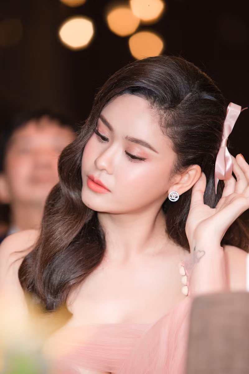  Nữ nghệ sĩ cho biết cô chỉ cho phép những năng lượng tích cực và những điều vui vẻ được tồn tại xung quanh mình, còn những thứ không đúng và mang ý nghĩa tiêu cực, cô sẽ chọn cách phớt lờ nó đi và không cho phép chúng gây ảnh hưởng lên bản thân.