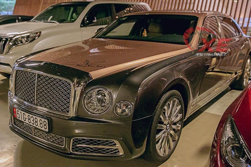 Bentley Mulsanne EWB 2018 với chữ ký trên ca-pô của đại gia Hoàng Kim Khánh (ảnh: Phạm Hòa)