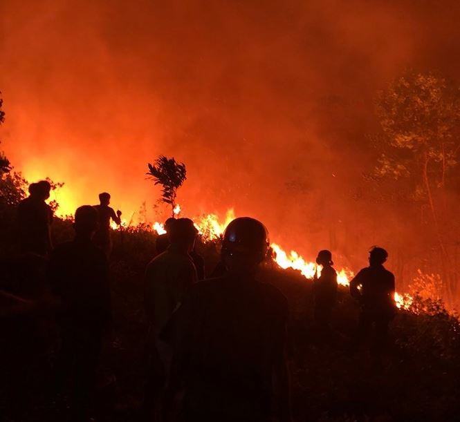 Trong đêm, lửa vẫn cháy mạnh.