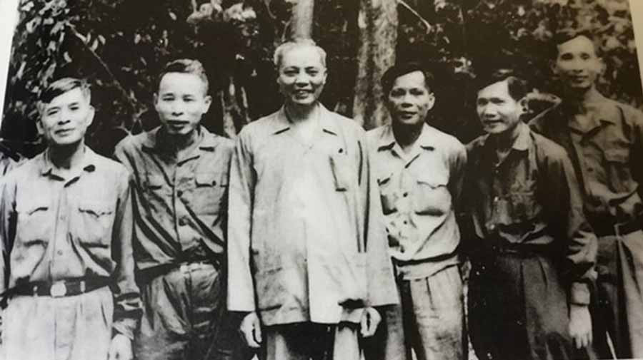  Ông Trần Kiên (thứ hai từ trái sang) trong một chuyến công tác tại Khu 5 năm 1973. Ảnh: tư liệu