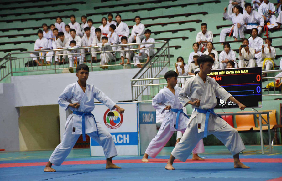 Đoàn Đak Đoa thi đấu quyền Kata đồng đội nam. Ảnh: Hà Phương