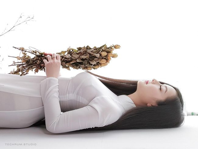 Quỳnh Trâm (sinh năm 1995) nổi tiếng bởi hàng loạt bộ ảnh diện áo dài đẹp ngây ngất bên sen, hoa loa kèn...