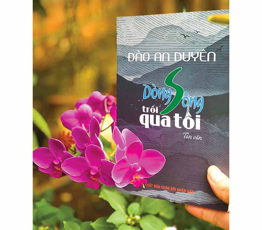  Bìa tập tản văn “Dòng sông trôi qua tôi”. Ảnh: Đ.A.D