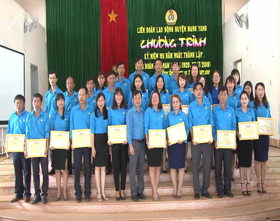 Biểu dương khen thưởng các tập thể, cá nhân tiêu biểu năm 2019. Ảnh: Hà Phương Biểu dương khen thưởng các tập thể, cá nhân tiêu biểu năm 2019. Ảnh: Hà Phương