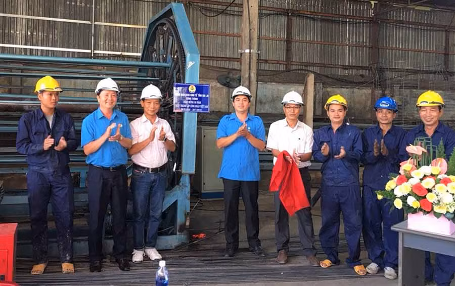  Công đoàn Khu Kinh tế tỉnh gắn biển Công trình chào mừng kỷ niệm 90 năm Ngày thành lập Công đoàn Việt Nam. Ảnh: Đ.Y