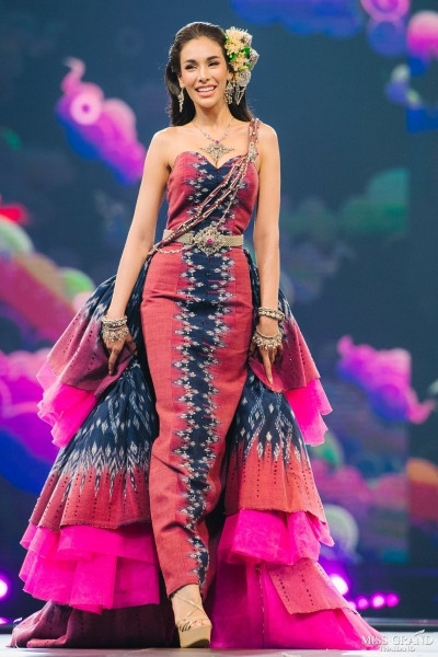  Được đánh giá cao về nhan sắc, song cô không nhận được ủng hộ của nhiều khán giả bởi từng chê hoa hậu Catriona Gray béo. Đầu tháng 7, cô chia sẻ bức ảnh từ một chuyên trang sắc đẹp so sánh thân hình của Catriona với Hoa hậu Hòa bình Quốc tế 2018 Clara Sosa. Hành động này bị cho là miệt thị cơ thể người khác.