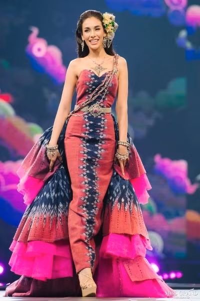  Được đánh giá cao về nhan sắc, song cô không nhận được ủng hộ của nhiều khán giả bởi từng chê hoa hậu Catriona Gray béo. Đầu tháng 7, cô chia sẻ bức ảnh từ một chuyên trang sắc đẹp so sánh thân hình của Catriona với Hoa hậu Hòa bình Quốc tế 2018 Clara Sosa. Hành động này bị cho là miệt thị cơ thể người khác.