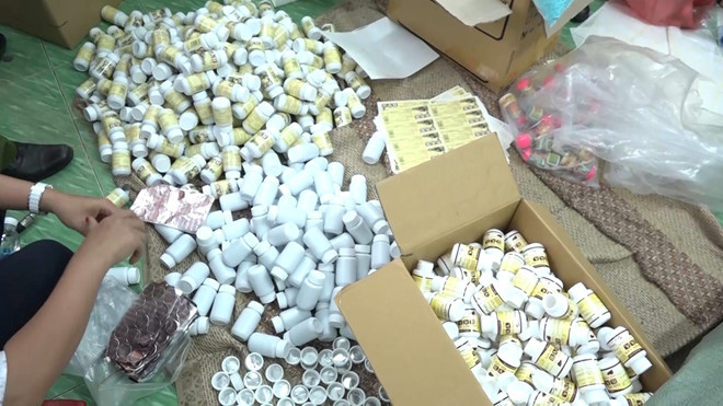 Hàng loạt loại thuốc, thực phẩm chức năng bị lực lượng chức năng thu giữ. Ảnh: Toàn Lâm. 