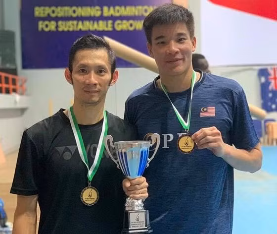 Nguyễn Tiến MInh và tay vợt Misha Zilberma. 