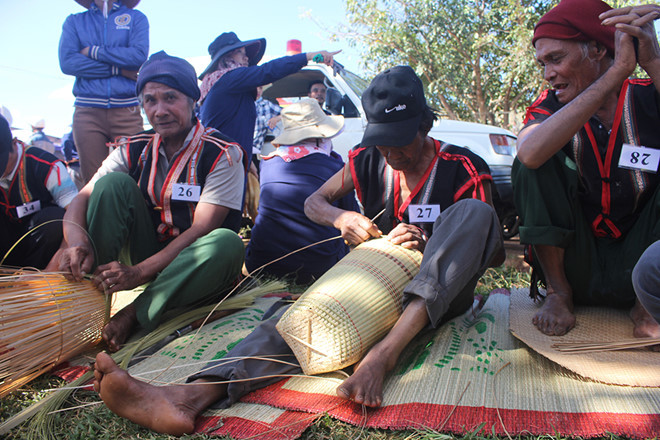 Người bản địa thi đan gùi. Ảnh: TRẦN HIẾU