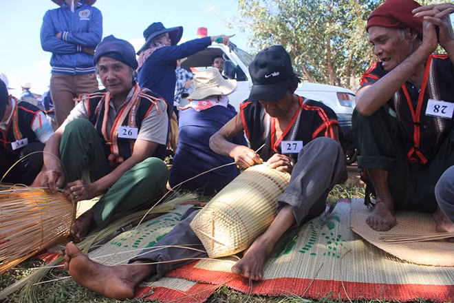 Người bản địa thi đan gùi. Ảnh: TRẦN HIẾU