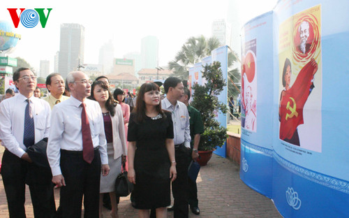 Triển lãm Tranh cổ động khổ lớn tại Công viên 23-9 (TP. HCM).