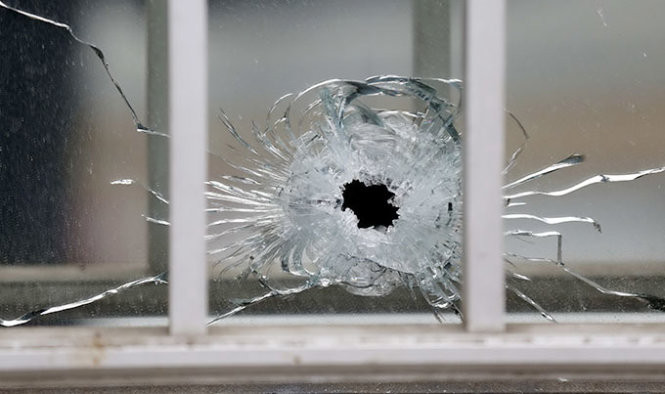 Một vết đạn ở cửa sổ tòa soạn tạp chí Charlie Hebdo - Ảnh: Reuters