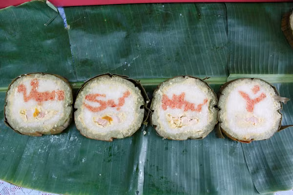 Dãy câu chúc được sắp ra từ những miếng bánh tét.