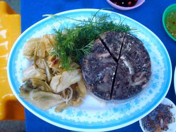 Dĩa thịt đông đã sẵn sàng cho bữa cơm gia đình trong những ngày Xuân. Dĩa thịt đông đã sẵn sàng cho bữa cơm gia đình trong những ngày Xuân.