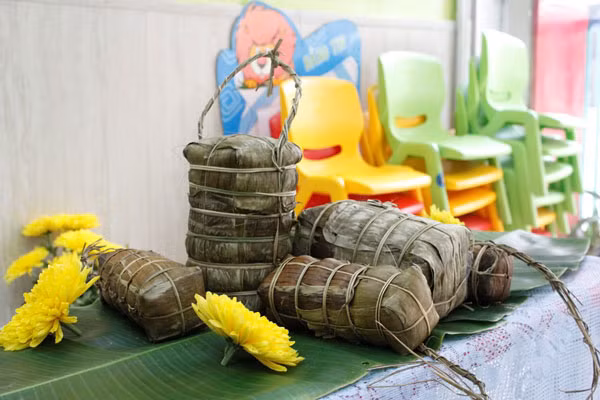 Chiếc bánh tét có chữ chúc tết (đứng) to gấp nhiều lần so với bánh thông thường.