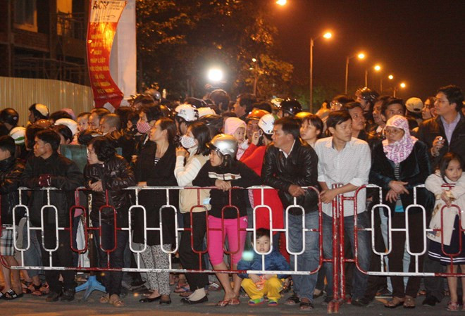 Hàng trăm người dân Đà Nẵng chờ đón ông Nguyễn Bá Thanh. Hàng trăm người dân Đà Nẵng chờ đón ông Nguyễn Bá Thanh.