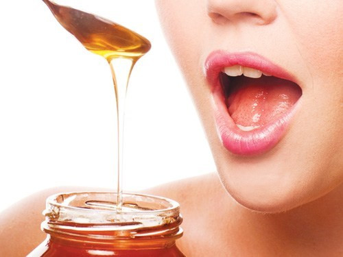 Mật ong có tính kháng khuẩn và chống viêm nên khá hoàn hảo trong việc chữa bệnh lở miệng Mật ong có tính kháng khuẩn và chống viêm nên khá hoàn hảo trong việc chữa bệnh lở miệng