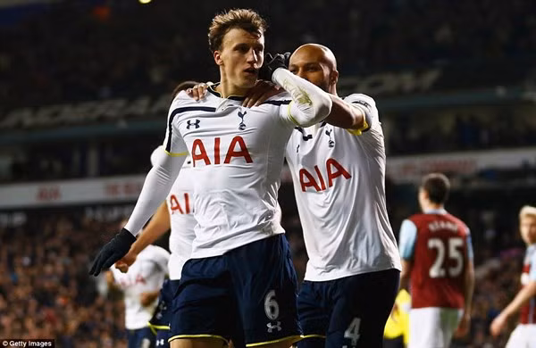 Chiriches ăn mừng bàn thắng cho Spurs (Ảnh: Getty Images).