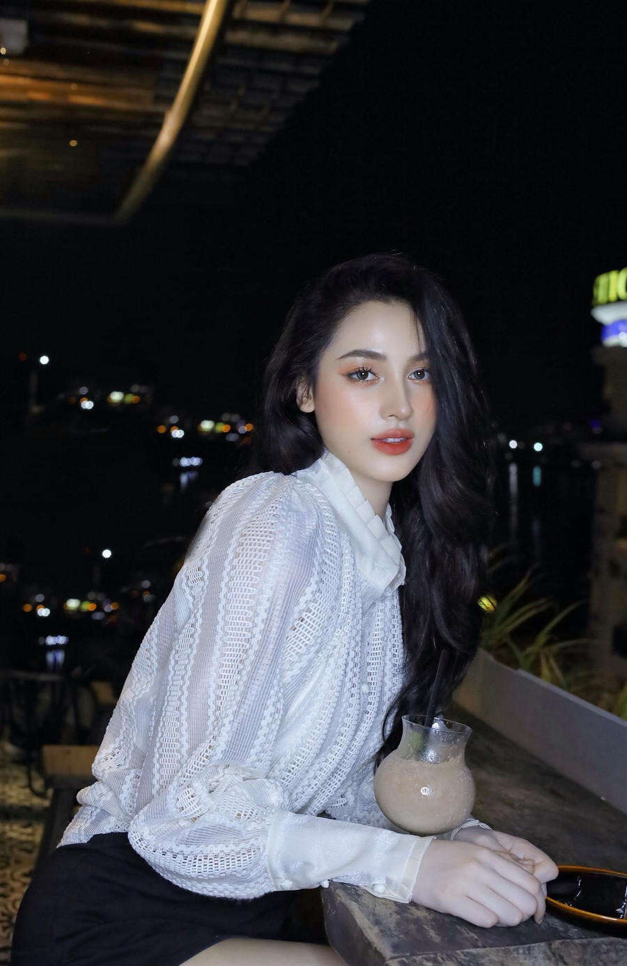 H Duyên Kbrông được cộng đồng mạng khuyến khích nên ghi danh tham dự một cuộc thi hoa hậu vì vẻ ngoài xinh đẹp. Sau nhiều lần đắn đo, cô quyết định dự thi tại đấu trường nhan sắc mà thần tượng của mình là H'Hen Niê đảm nhận vai trò đại sứ đồng hành. Ảnh: BTC