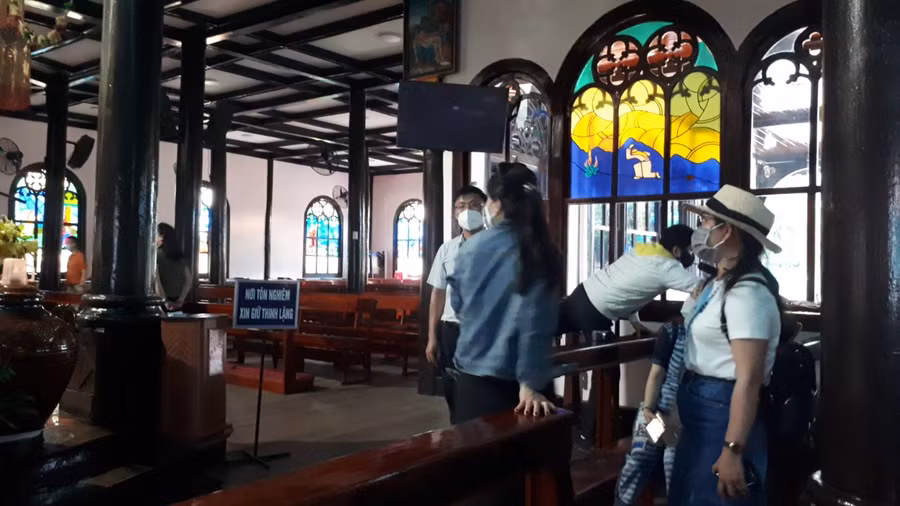 Các cột trụ nhà thờ làm bằng gỗ cà chít.