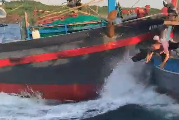 2 ngư dân (góc phải ảnh) bị rơi khỏi tàu cá khi bị chiếc tàu kia đâm vào mạn. Ảnh chụp video do ngư dân cung cấp.