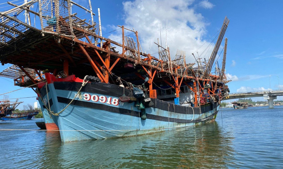 Tàu QNg 90918 TS cập bờ trình báo với cơ quan chức năng về việc bị cướp trên biển Trường Sa. Ảnh: Hải Phong