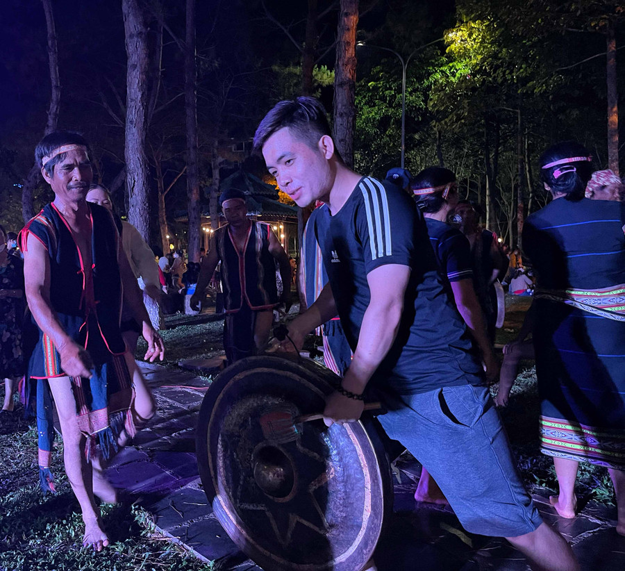 Nghệ nhân huyện Đak Đoa hướng dẫn du khách tư thế đánh cồng chiêng. Ảnh: Minh Châu