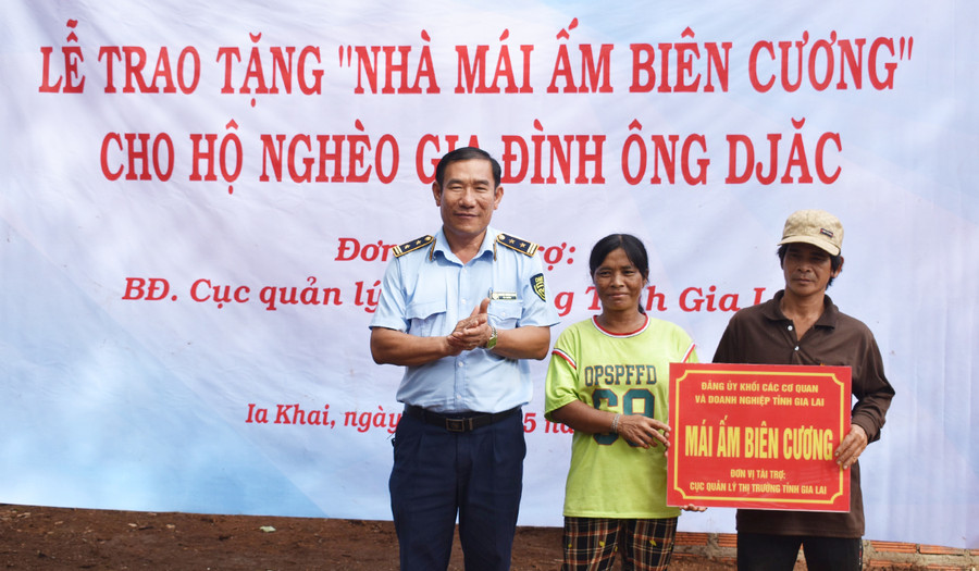  Đại diện Đảng ủy Cục Quản lý Thị trường Gia Lai trao nhà 