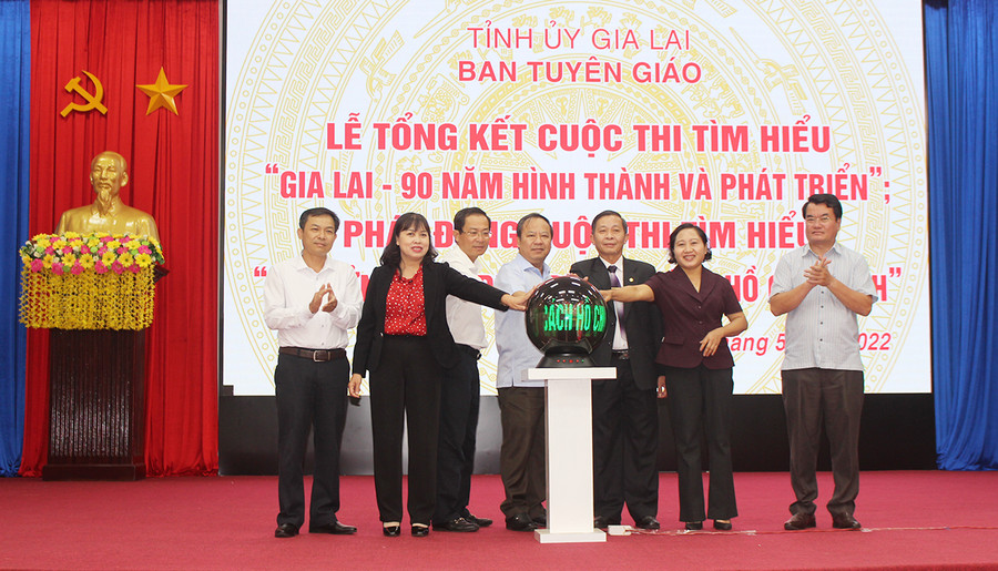 Các đại biểu bấm nút phát động cuộc thi Tìm hiểu tư tưởng, đạo đức, phong cách Hồ Chí Minh về nâng cao đạo đức cách mạng; phòng-chống tham nhũng, tiêu cực. Ảnh: Phan Lài Các đại biểu bấm nút phát động cuộc thi Tìm hiểu tư tưởng, đạo đức, phong cách Hồ Chí Minh về nâng cao đạo đức cách mạng; phòng-chống tham nhũng, tiêu cực. Ảnh: Phan Lài