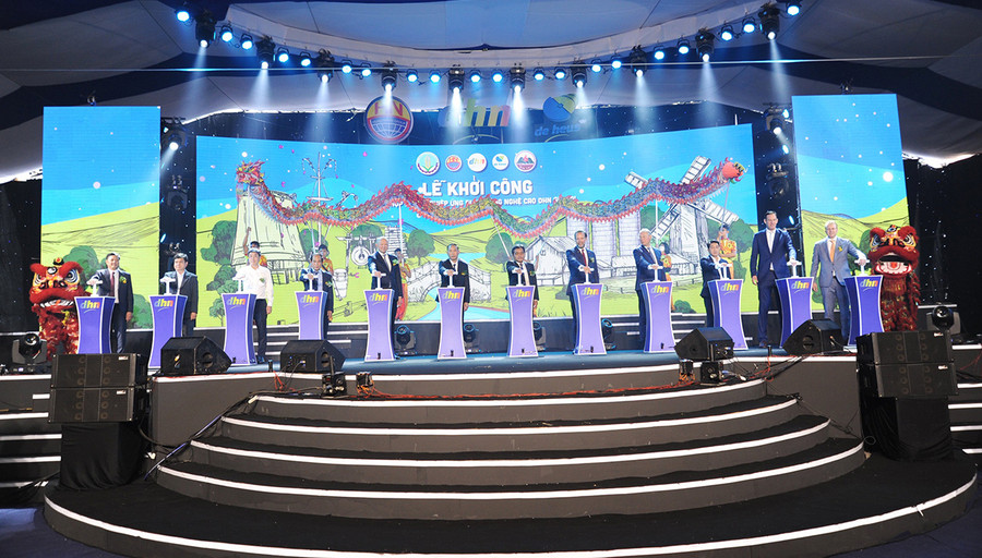 Các đại biểu nhấn nút khởi công Dự án Tổ hợp Nông nghiệp ứng dụng công nghệ cao DHN Gia Lai tại huyện Chư Pưh. Ảnh: Lê Nam Các đại biểu nhấn nút khởi công dự án Tổ hợp nông nghiệp úng dụng công nghệ cao DHN Gia Lai tại huyện Chư Pưh. Ảnh: Lê Nam