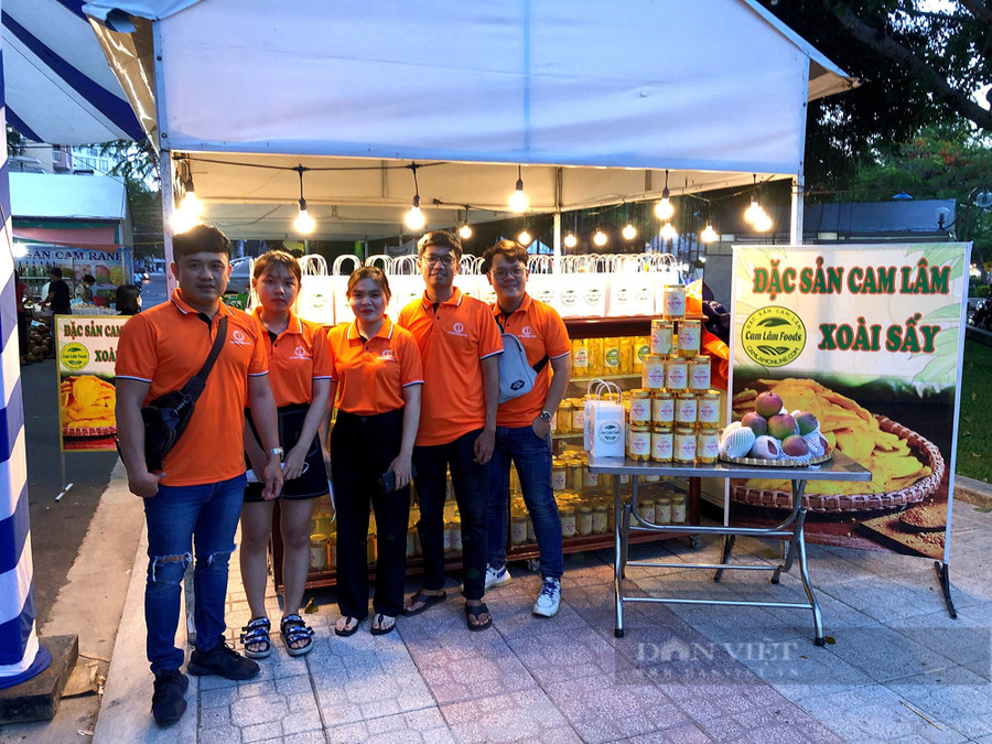 Nhóm bạn trẻ của huyện Cam Lâm bước đầu đã xây dựng thành công đưa sản phẩm lên sàn thương mại điện tử. Ảnh: Công Tâm