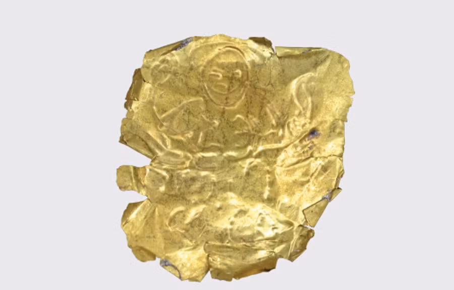  Lá vàng có hình người và hoa sen mới phát hiện ở Nền Chùa. Ảnh: Nguyễn Khánh Trung Kiên