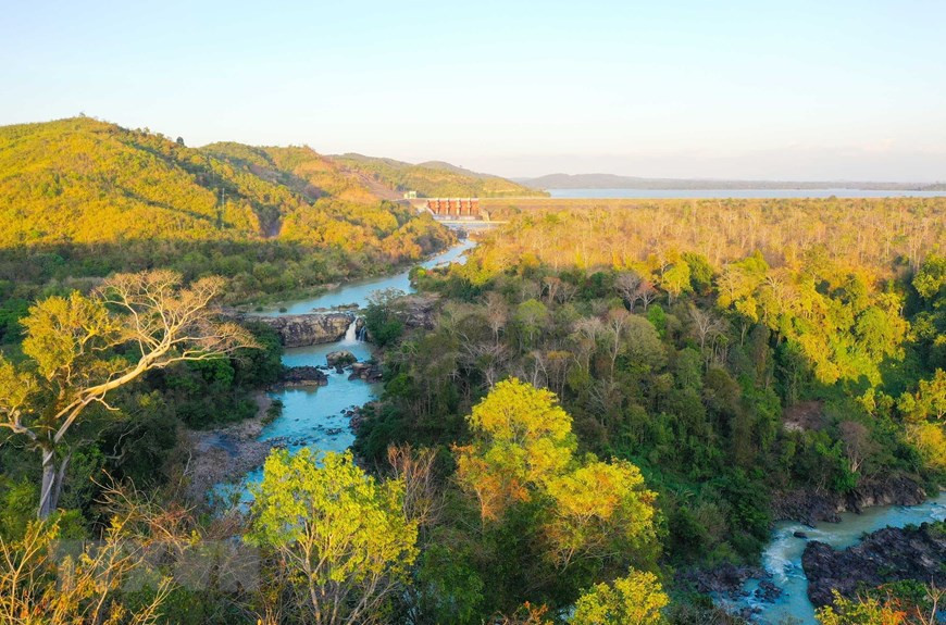 Đắk Lắk được thiên nhiên ưu đãi, ban tặng cho địa hình cảnh quan đẹp, đa dạng với những đồi núi xen kẽ bình nguyên và thung lũng, cùng hệ thống thác ghềnh hùng vỹ. Ảnh: Hoài Thu/TTXVN Đắk Lắk được thiên nhiên ưu đãi, ban tặng cho địa hình cảnh quan đẹp, đa dạng với những đồi núi xen kẽ bình nguyên và thung lũng, cùng hệ thống thác ghềnh hùng vỹ. Ảnh: Hoài Thu/TTXVN