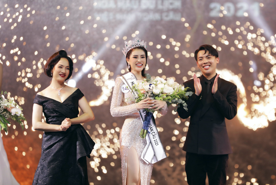 NSND Lê Khanh và ông Phạm Duy Khánh, Trưởng ban tổ chức cuộc thi, trao vương miện cho người đẹp Lý Kim Thảo. Ảnh: Team Kiếng Cận