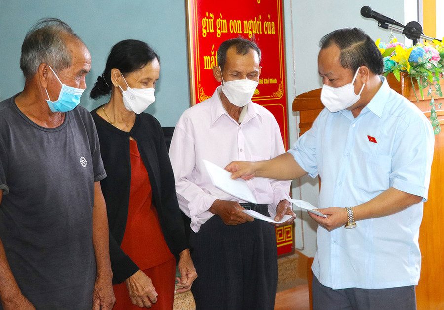  Đoàn đại biểu Quốc hội tỉnh tặng 10 suất quà cho các gia đình chính sách, người có công với cách mạng trên địa bàn xã Thành An (thị xã An Khê). Ảnh: Ngọc Minh