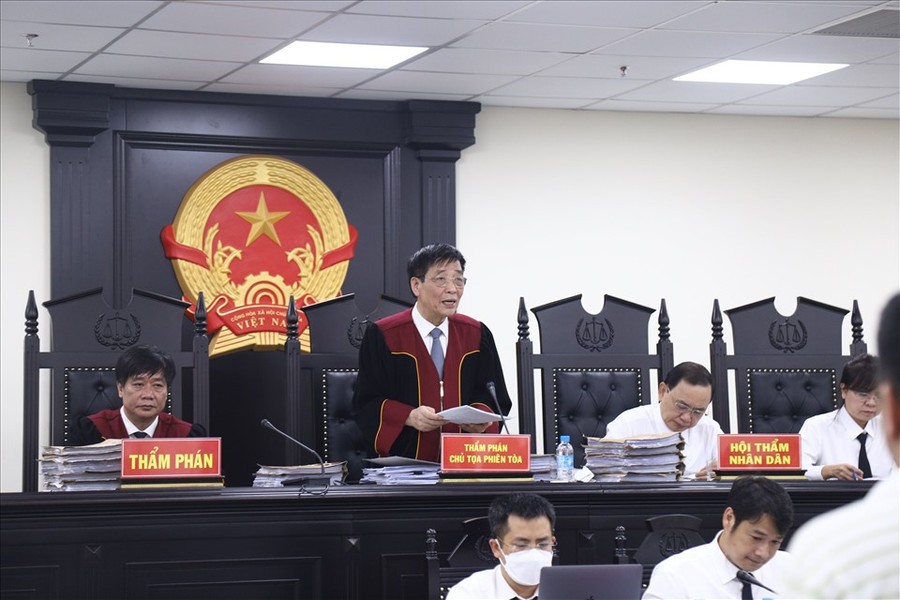 Chủ toạ Đào Bá Sơn công bố bản án với 14 bị cáo trong vụ buôn bán hàng giả là thuốc chữa bệnh. Ảnh: V.D